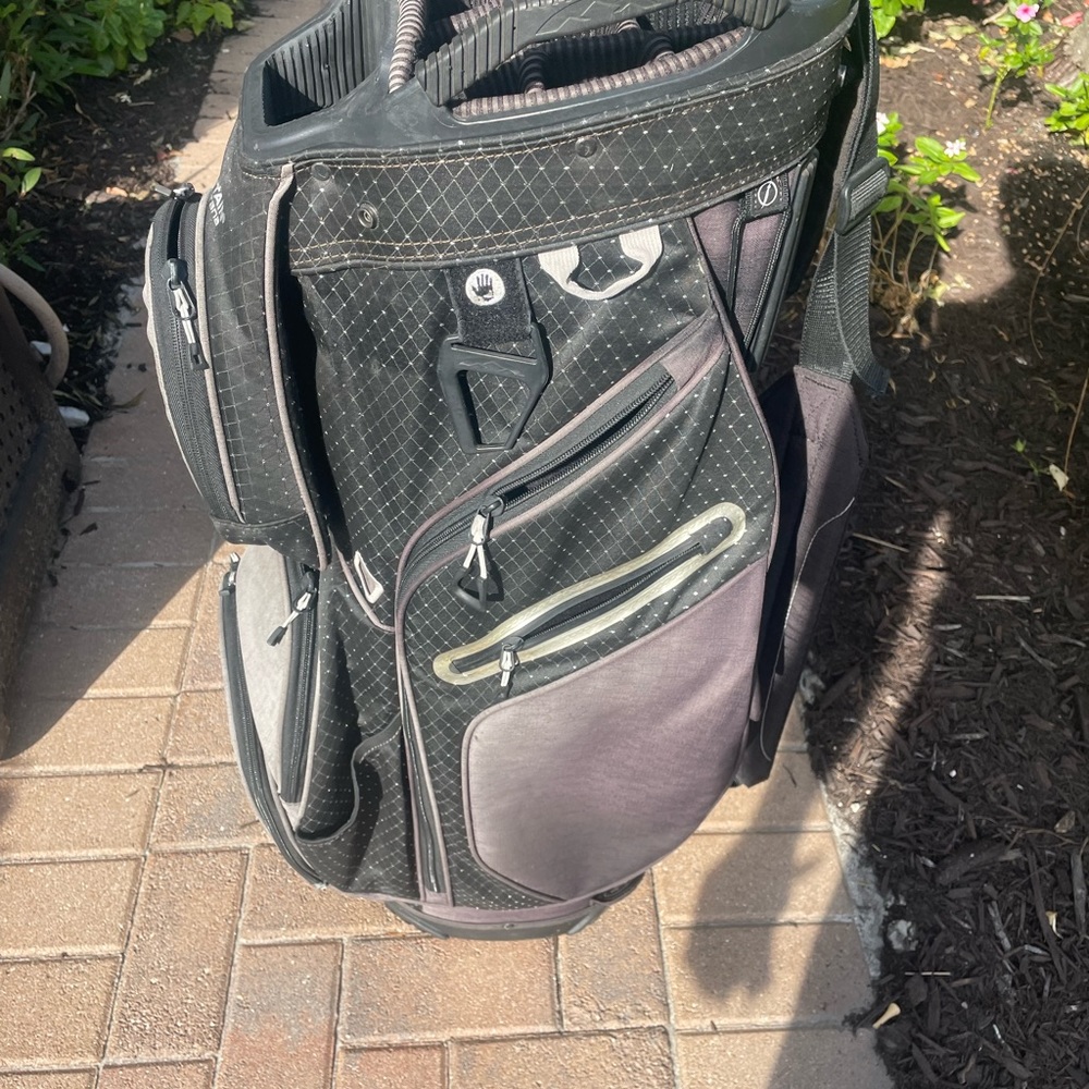 Sun Mountain Ladies Golf Bag 
14 club dividers and shoulder strap .